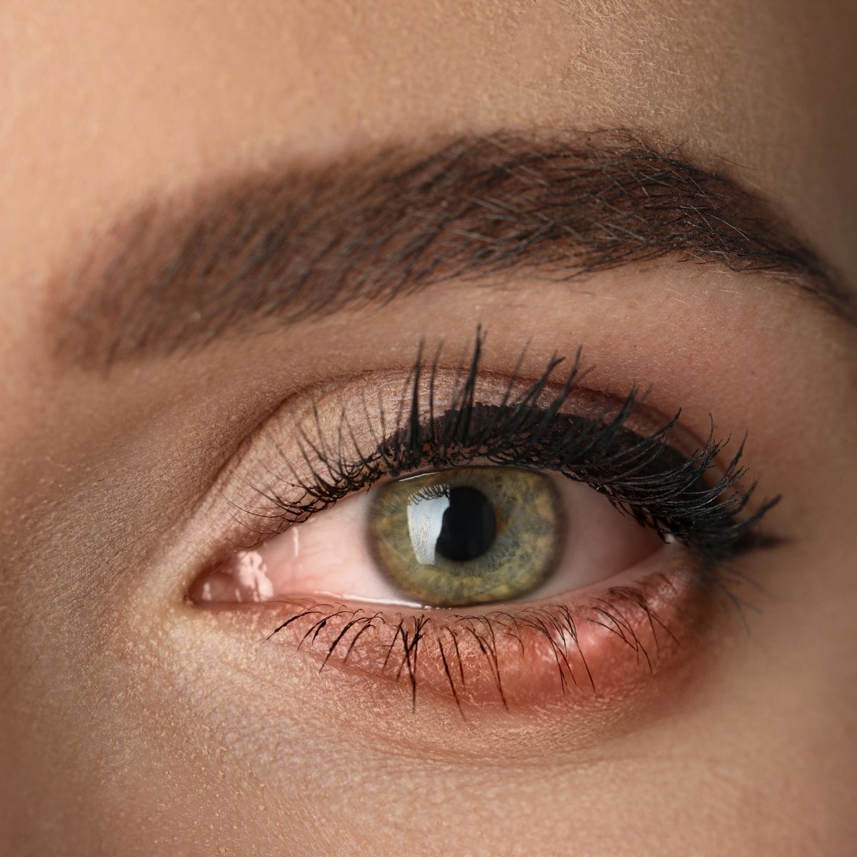 Why Are My Eyes Irritated by Mascara?